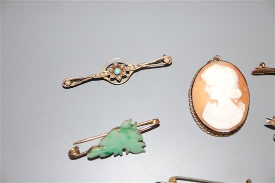 Six assorted brooches